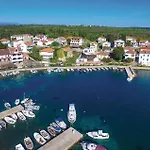 Appartement 2 Bedroom Amazing In Petrcane