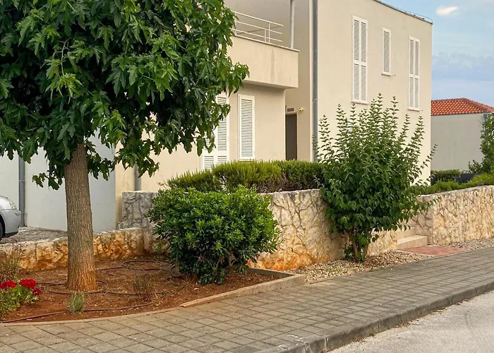 Gorgeous Apartment In Petrcane