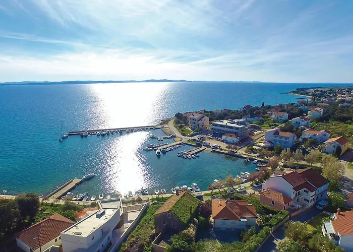 Gorgeous Apartment In Petrcane * ペトルチャネ