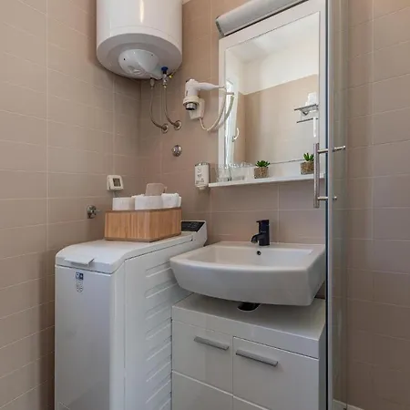 2 Bedroom Beautiful In * Petrcane