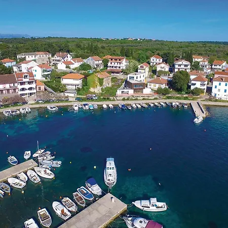 Apartment 2 Bedroom Beautiful In Petrcane