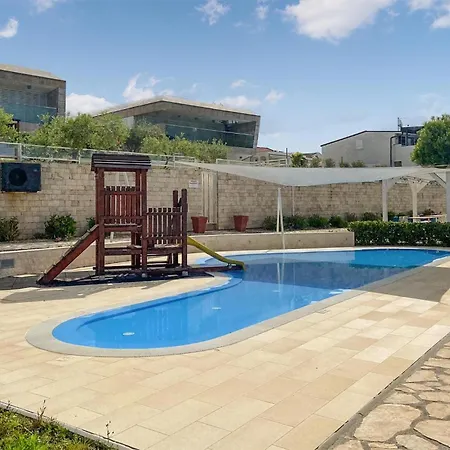 2 Bedroom Beautiful In Apartment *