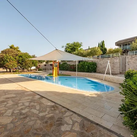 Gorgeous In With Swimming Pool Petrcane
